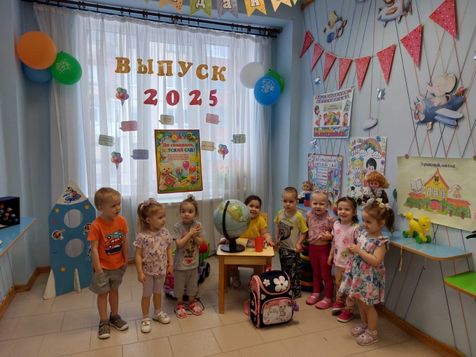 Группа "Колобок" с добрыми пожеланиями выпускникам Группа "Колобок" с добрыми пожеланиями выпускникам.
